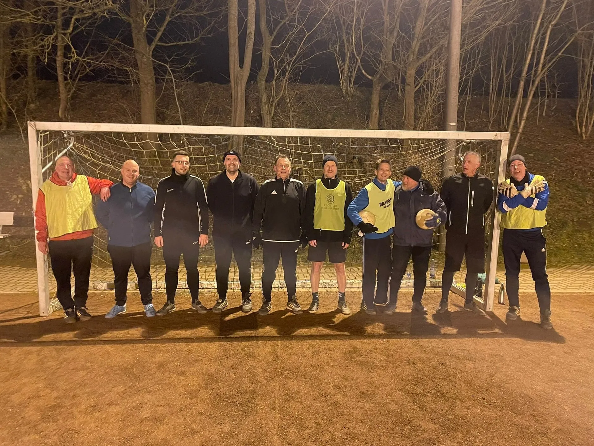 Freizeitfußballer der Sportfreunde Goldgrube stehen abends vor dem Tor auf der Bezirkssportanlage Schmitzers Wiese