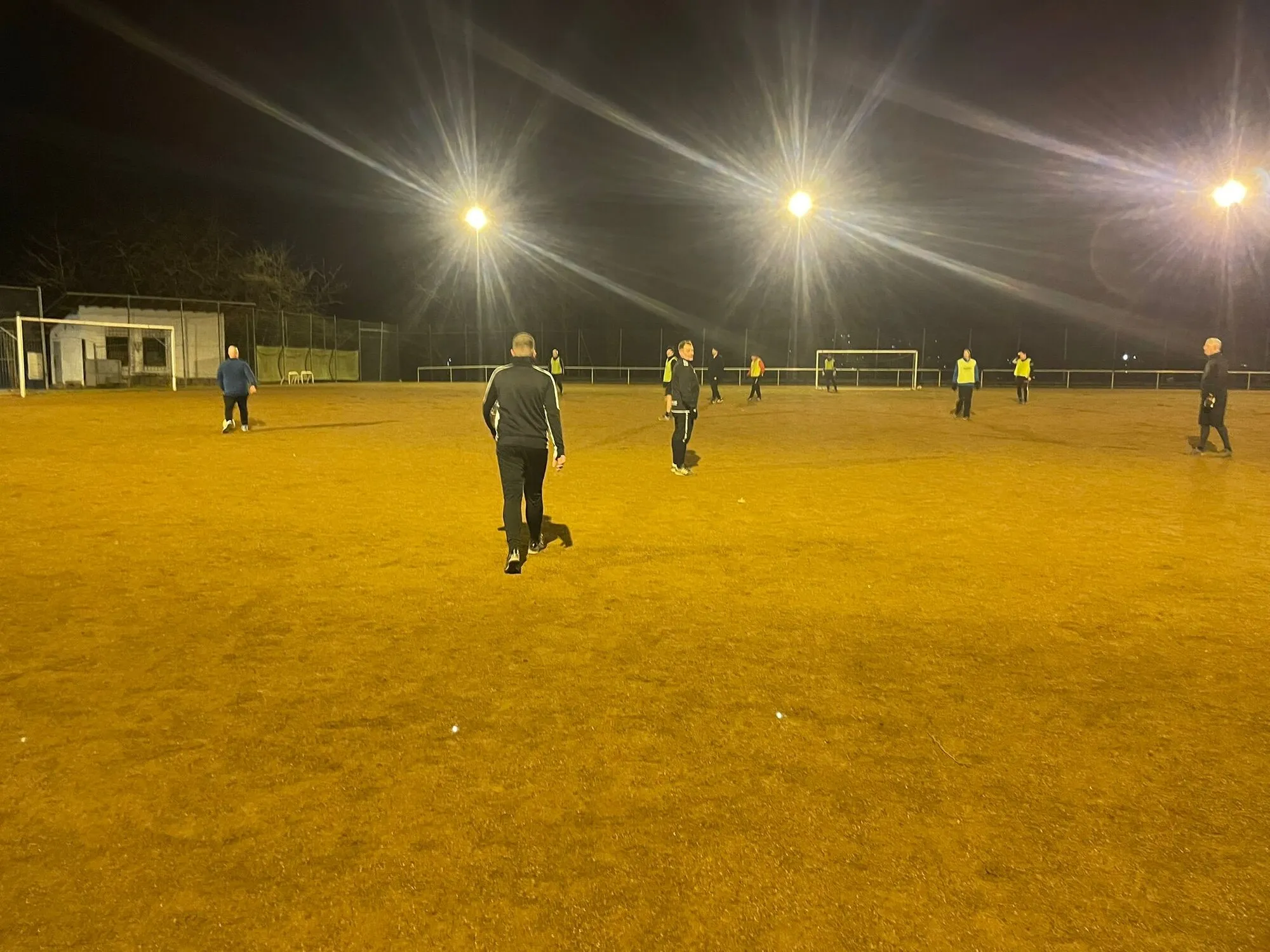 Abendtraining der Freizeitfußballer der Sportfreunde Goldgrube unter Flutlicht auf der Bezirkssportanlage Schmitzers Wiese