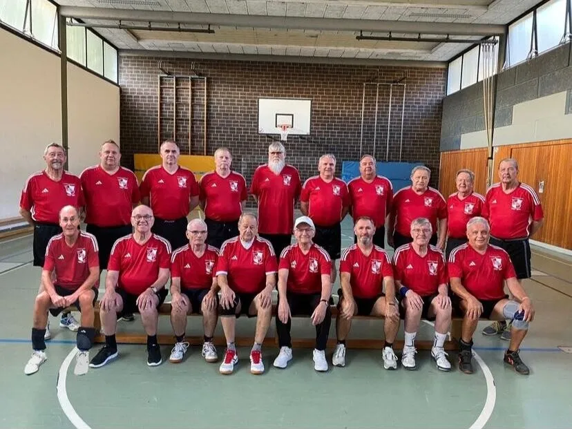 Die Herrengymnastikgruppe der Sportfreunde Goldgrube beim Fototermin zum 60-jährigen Bestehen in der Turnhalle