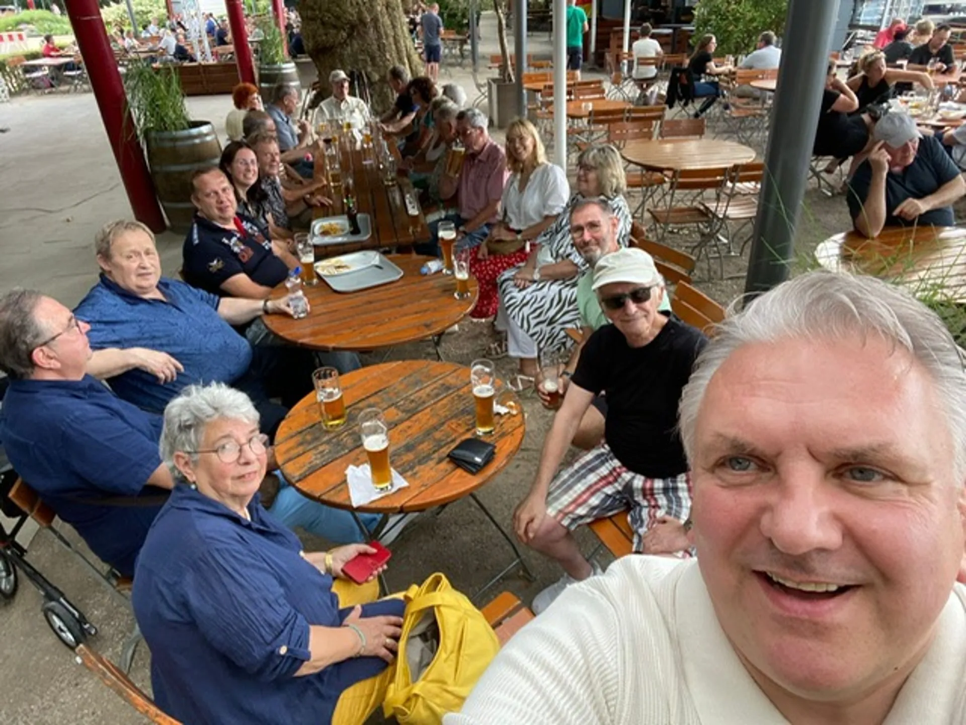 Mitglieder der Sportfreunde Goldgrube bei einem gemeinsamen Ausflug im Biergarten